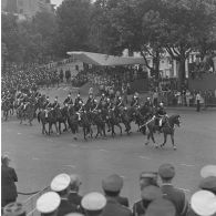 Défilé monté. Passage du régiment de cavalerie de la Garde républicaine (RCGR), devant les tribunes, lors de la cérémonie du 14 juillet 1979 sur la place de la Bastille.