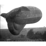 Essai de parachute d'un ballon d'observation.