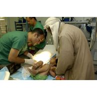 Jeune patient afghan en salle de soins.