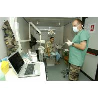 Patient militaire chez le dentiste.