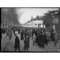Inauguration de la Foire de Lyon, la foule parcourant l'exposition. [légende d'origine]