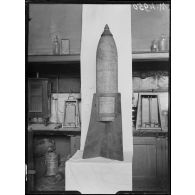 Paris, laboratoire municipal. Projectile enfermé de minenwerfer de 25 cm lancé sur Paris (engin de fortune). [légende d'origine]