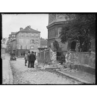 Paris, bombardement par canon. Cour d'église détruite. [légende d'origine]