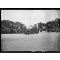 Paris, Champs-Elysées, défilé du 14 juillet 1919. Les automitrailleuses. [légende d'origine]