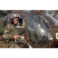 Ravitaillement d'un hélicoptère Gazelle par le SEA (Service des essences des armées) lors d'un exercice EALAT (École de l'aviation légère de l'armée de Terre).