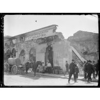 Activité de ravitaillement du port du Pirée ; monuments d'Athènes.