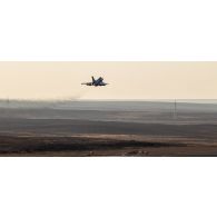 Un avion de chasse Rafale survole la Jordanie lors dun raid aérien en Irak.
