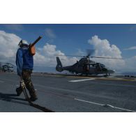 Un hélicoptère Panther AS565 de la marine française en marche sur le pont du porte-hélicoptères d'assaut américain USS Wasp lors de l'exerice Panamax.