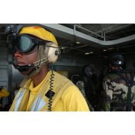 Personnels de pont sur le porte-hélicoptères USS Wasp lors de l'exercice Panamax.