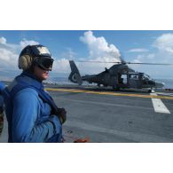 Un hélicoptère Panther AS565 de la marine française sur le pont du porte-hélicoptères d'assaut américain USS Wasp lors de l'exerice Panamax.