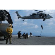 Commandos marine français et hélicoptère américain lors de l'exercice international Panamax.