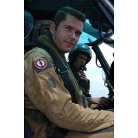 Portrait du chef de bord de l'hélicoptère Panther AS565 lors de l'exercice international Panamax.