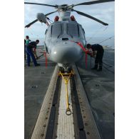 Maintenance sur hélicoptère Panther AS565 lors de l'exerice international Panamax.