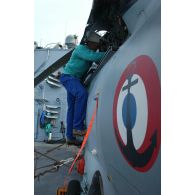 Equipe de maintenance de la frégate Ventôse sur hélicoptère Panther AS565 lors de l'exercice international Panamax.