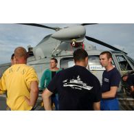 Equipe de maintenance de la frégate Ventôse sur hélicoptère Panther AS565 lors de l'exercice international Panamax.