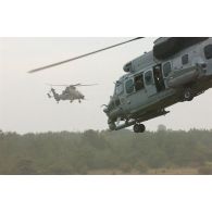 Hélicoptère Caracal protégé par un Tigre lors d'une démonstration dynamique à Mourmelon