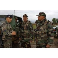 Discussion avec des soldats du bataillon marocains.