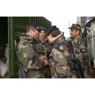Discussion entre militaires français et marocains le temps d'une pause.
