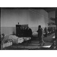 Paris. Visite du roi de Monténégro à l'hôpital militaire du Grand Palais. Le roi et Monsieur Justin Godart visitent une salle de grands blessés. [légende d'origine]
