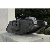Maquette d'un char britannique MarK I au pied d'un obélisque au cimetière de Pozières.
