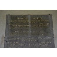 Plaque en hommage aux combattants de la compagnie Nazdar, au cimetière tchécoslovaque de Neuville-Saint-Vaast - La Targette.