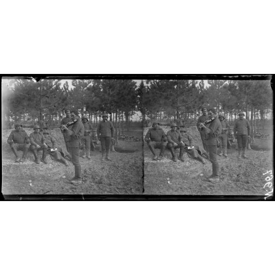 Secteur d'Aubérive (Marne), bivouac du Bois Sacré. Violoniste russe. [légende d'origine]