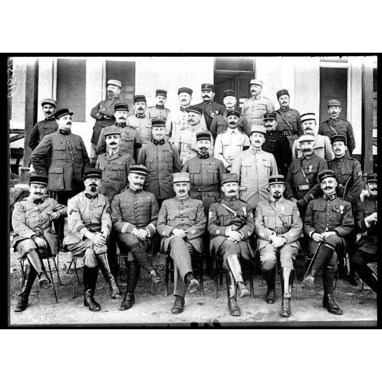 Port-Saïd. Les officiers de la base française. Au centre, le commandant de Choin et le médecin principal Delmas. [légende d'origine]