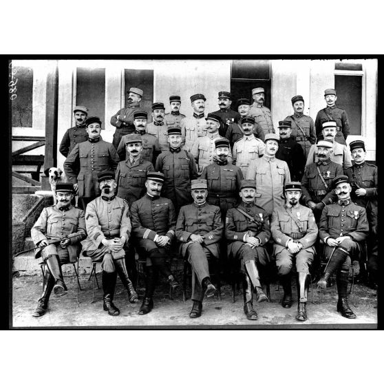 Port-Saïd. Les officiers de la base française. Au centre, le commandant de Choin et le médecin principal Delmas. [légende d'origine]