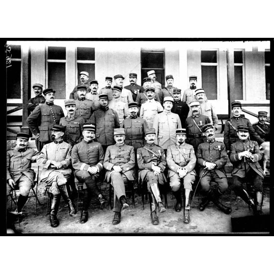 Port-Saïd. Les officiers de la base française. Au centre, le commandant de Choin et le médecin principal Delmas. [légende d'origine]