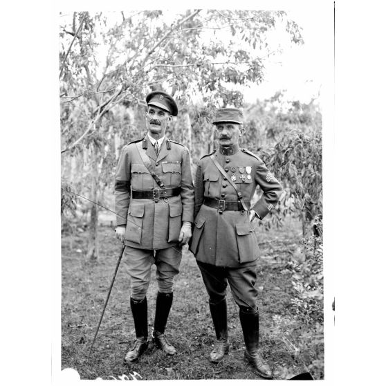 Port-Saïd. Le colonel Elgood, commandant la base anglaise, et le commandant Choin, commandant la base française. [légende d'origine]