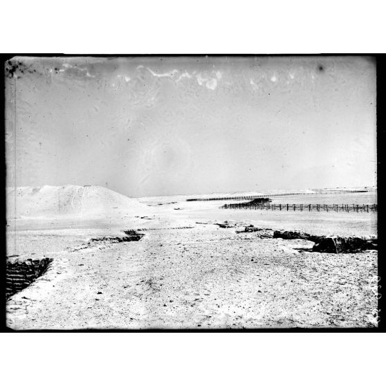 Au nord d'Ismaïlia. Les défenses du canal de Suez. [légende d'origine]