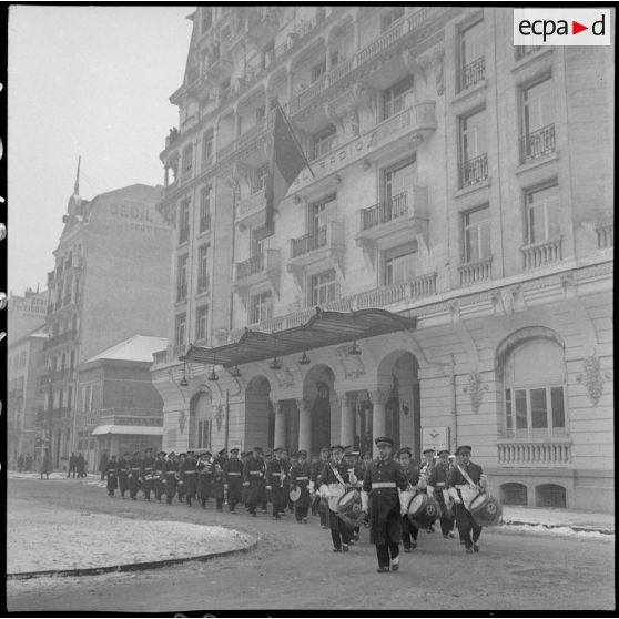 La musique de l'Air défile dans Vichy.