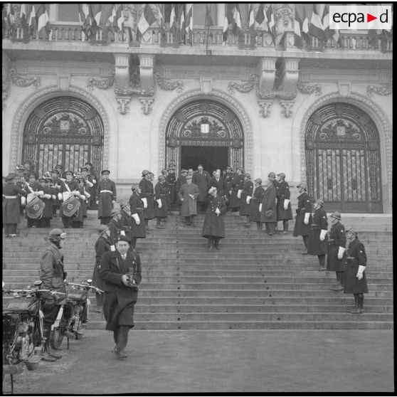 Sortie des autorités de l'hôtel de ville de Vichy.