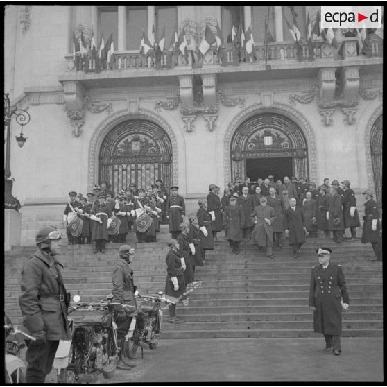 Sortie des autorités de l'hôtel de ville de Vichy.