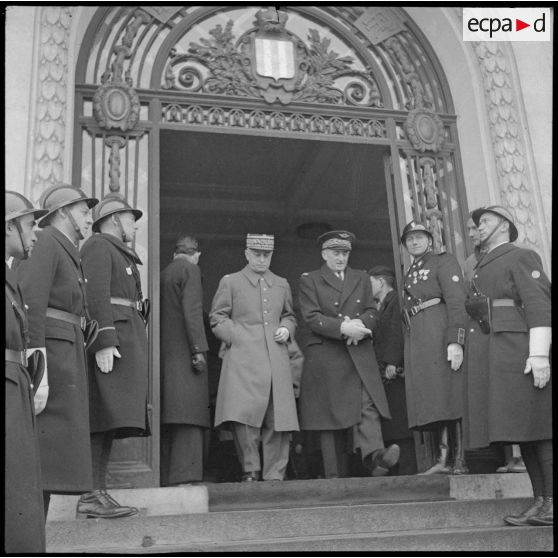 Les autorités quittent l'hôtel de ville de Vichy.