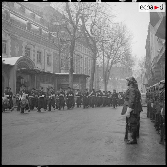 La musique de l'Air défile dans Vichy.