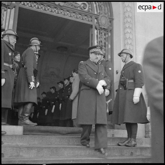 Les autorités quittent l'hôtel de ville de Vichy.