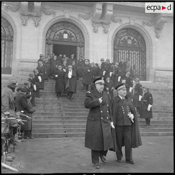 Sortie des préfets de l'hôtel de ville de Vichy.