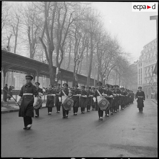 La musique de l'Air défile dans Vichy.