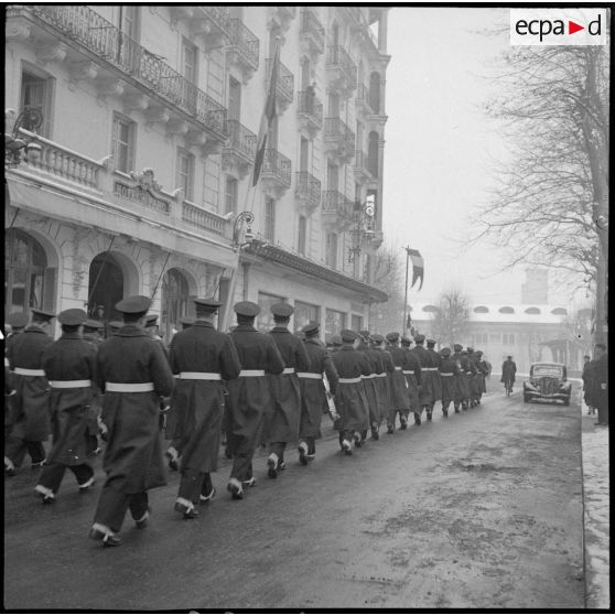 La musique de l'Air défile dans Vichy.