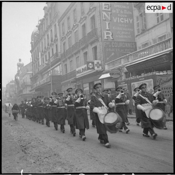 La musique de l'Air défile dans Vichy.