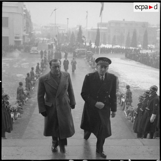 Le général de division aérienne Jean-Marie Bergeret arrive à l'hôtel de ville de Vichy.