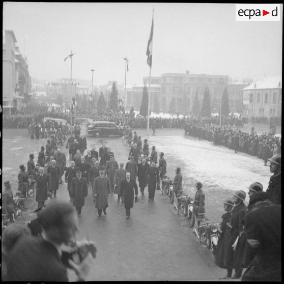 Le maréchal Philippe Pétain arrive à l'hôtel de ville de Vichy.