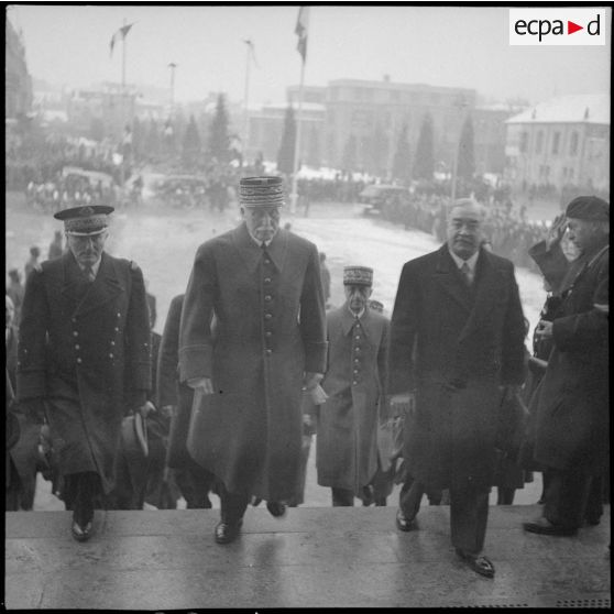 Le maréchal Philippe Pétain arrive à l'hôtel de ville de Vichy.