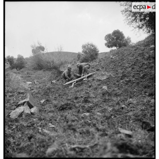 Evacuation d'un élément du 9e RZ (régiment de zouaves) par civière lors d'une opération en Kabylie.