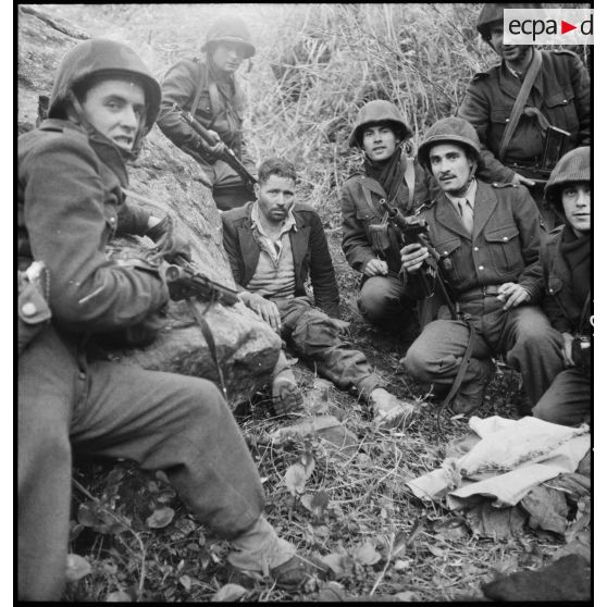 Les hommes du 9e RZ (régiment de zouaves) posent avec un prisonnier capturé lors d'une opération en Kabylie.