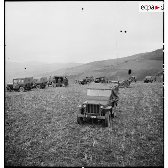 Les jeeps du 9e RZ (régiment de zouaves) lors d'une opération en Kabylie.