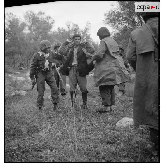 Fouille d'un prisonnier par des hommes du 9e RZ (régiment de zouaves), lors d'une opération en Kabylie.