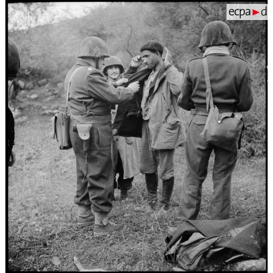 Fouille d'un prisonnier par un capitaine du 9e RZ (régiment de zouaves) lors d'une opération en Kabylie.