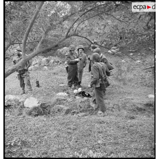 Fouille d'un prisonnier par un capitaine du 9e RZ (régiment de zouaves) lors d'une opération en Kabylie.